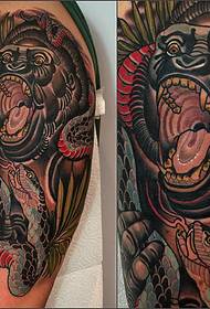 gran brazo escuela pintada patrón de tatuaje de serpiente orangután