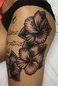kadın seksi tarafı güzel çiçek dövme resmi kalçalarına