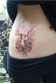 sieviešu vēdera krāsas antilopes tetovējuma modelis, ko nodrošina tetovējumu izstāžu josla