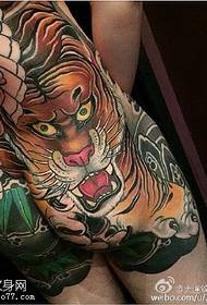 malaking pattern ng tigre tattoo sa puwit