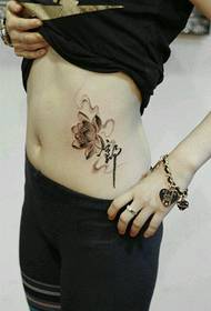 Djevojke trbuh lijepa i popularan crno-bijeli uzorak tetovaže lotosa