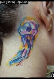 女性の首の色のクラゲのタトゥーパターン