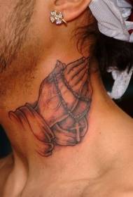 αρσενικό τατουάζ τατουάζ χέρι στο λαιμό
