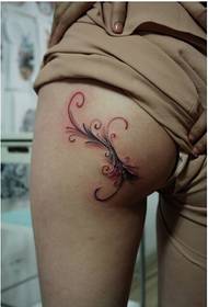 mode filles hanches seulement regardent bon motif de tatouage de vigne