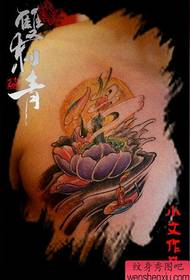 абдомен популарна фино обоена традиционална шема на тетоважа на лотос