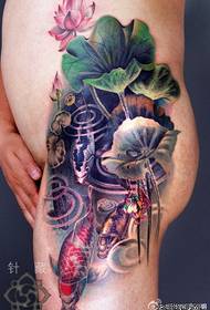 vīrietis gūžas reālistiskas krāsas kalmāri lotosa tetovējums modelis
