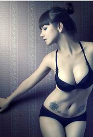 seksualus žavesys žavus bikinio grožio pilvo asmenybės tatuiruotė