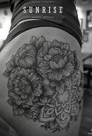 Kadın kalça vanilya çiçeği siyah gri dövme deseni