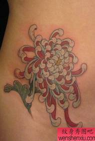krásny vzor tetovania brucho chryzantémy