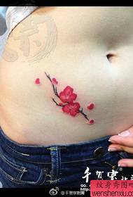 skjønnhet mage vakker plomme blomst tatoveringsmønster
