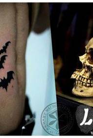brušný klasický populárny tetovací vzor totem netopierov