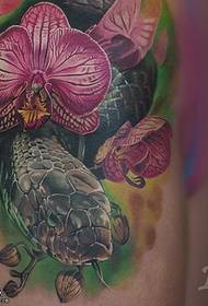 model de tatuaj șarpe flori șold
