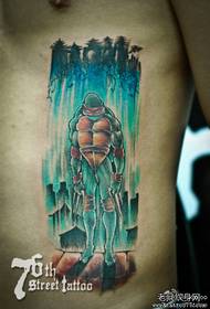 男人腹部超酷的忍者神龟纹身图案