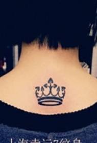 jednostavna elegantna tetovaža na vratu