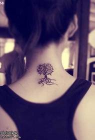 Padrão de tatuagem pequena árvore fresca no pescoço