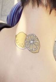 hermoso tatuaje en la espalda después del cuello