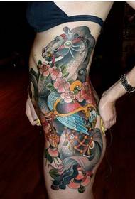 vrouwelijke heup persoonlijkheid bloem en Tianma tattoo