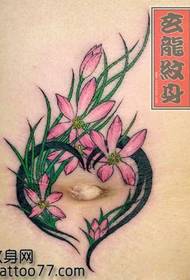 ομορφιά κοιλιά αγάπη μοτίβο τατουάζ λουλουδιών