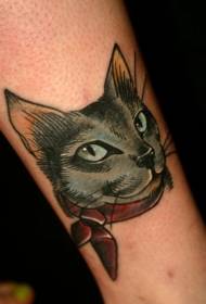 sarkana šalle melna kaķa tetovējuma raksts