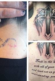 Dievča zadný krk pekné anglické slová a krídla prekrývajú obrázky tetovania