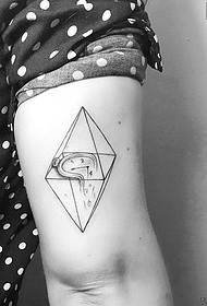 Velika geometrijska osebnostna linija, majhen svež vzorec tatoo