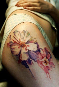 sieviešu sēžamvieta smalks ziedu tetovējums attēls