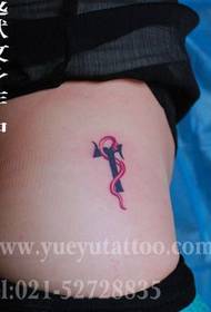 a girl's hips Good-looking little snake letter tattoo pattern