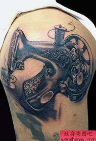 un tatuatu di macchina per cucire un'anca funziona da u museu di u tatuatu