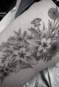 Fesses tatouant les cuisses de la fille sur des photos de tatouage de plantes noires