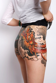 patrón de tatuaje de dragón de cadera femenina