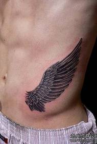 腹部纹身图案:一款腹部翅膀纹身图案