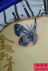 Parvulus est scriptor feminam, respiciens butterfly tattoo præbe exemplum bonorum externus abdominis