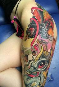 Modello di tatuaggio di colore delle gambe delle anche femminili
