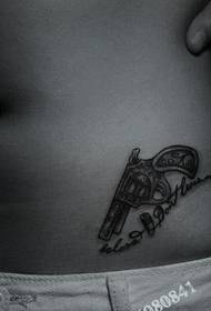 modeli i tatuazhit të vogël me pistoletë barku vajzë