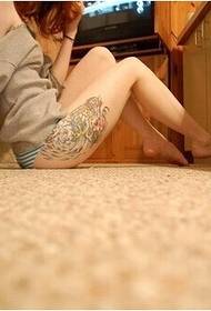 패션 작은 여자 엉덩이 성격 문신 사진