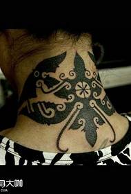 patrón de tatuaje de tótem de flor de cuello