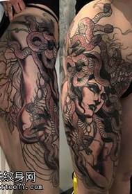 Hips Schlaang Meedchen Dusha Tattoo Muster