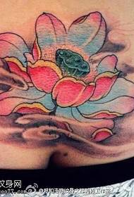 wzór tatuażu lotosu biodra