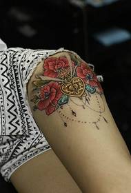 여자의 엉덩이에 밝은 꽃 문신 패턴