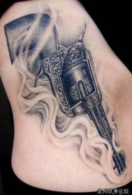 Modello di tatuaggio di pistola addominale di bellezza