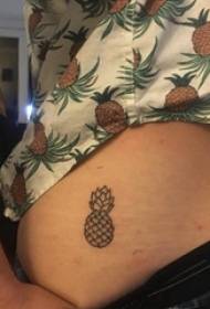 fille de tatouage hanche hip photo de tatouage ananas noir