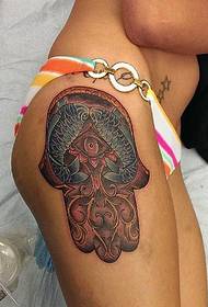 女性の側腰イカファティマ手タトゥー画像