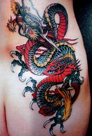klasični uzorak domaćih tetovaža kuka zmaja