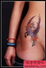frumusețe culoarea burtii singur model de tatuaj aripilor de bestie cu coarne