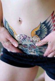 Tato perut perempuan seksi yang dibagikan oleh Tattoo Hall