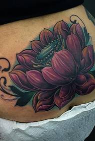 un motif de tatouage de lotus sur la hanche