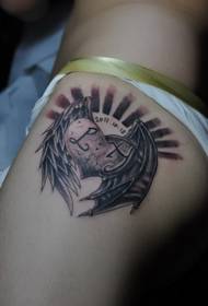 heupen hartvormig tattoo-patroon