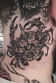 wzór tatuażu krab szyi