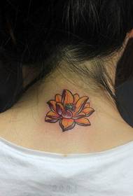 Obraz pokazujący tatuaż zalecał wzór tatuażu lotosu na szyi