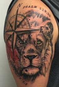 Neobična zvijezda za navigaciju i lavova glava tetovaža na ramenu